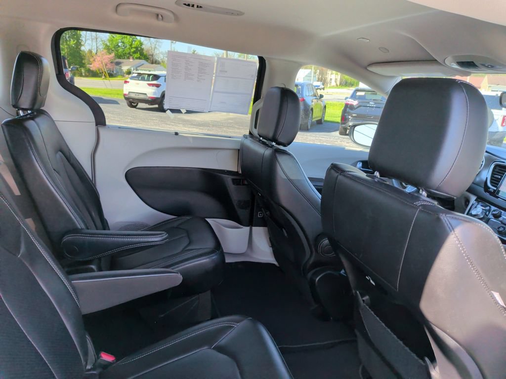 Used 2023 Chrysler Pacifica Touring-L FWD image 17