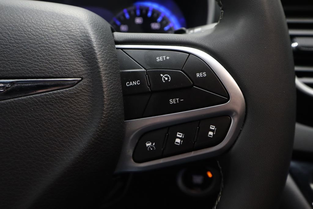 Used 2025 Chrysler Pacifica Select image 31