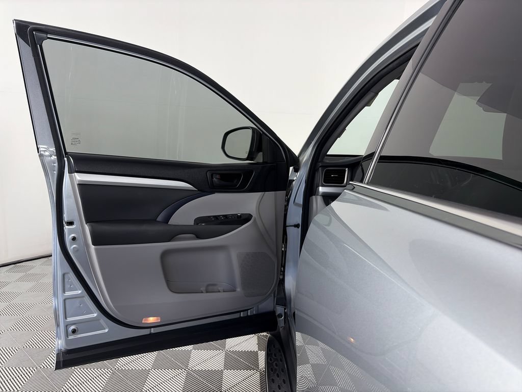 Used 2017 Toyota Highlander LE FWD image 10