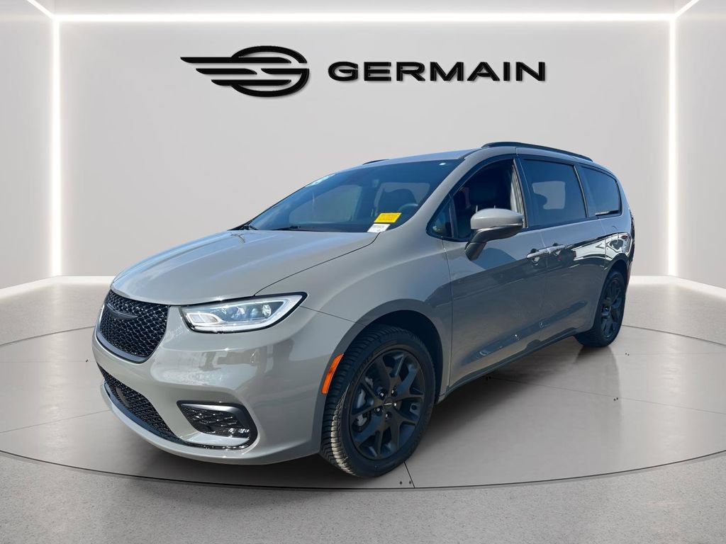 Used 2023 Chrysler Pacifica Touring-L w/ S Appearance Package AWD/4WD image 3