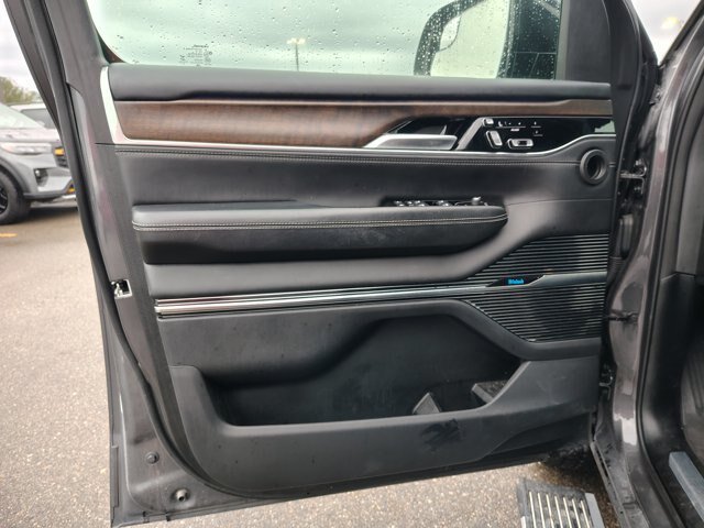 Used 2023 Jeep Grand Wagoneer Series II AWD/4WD image 10