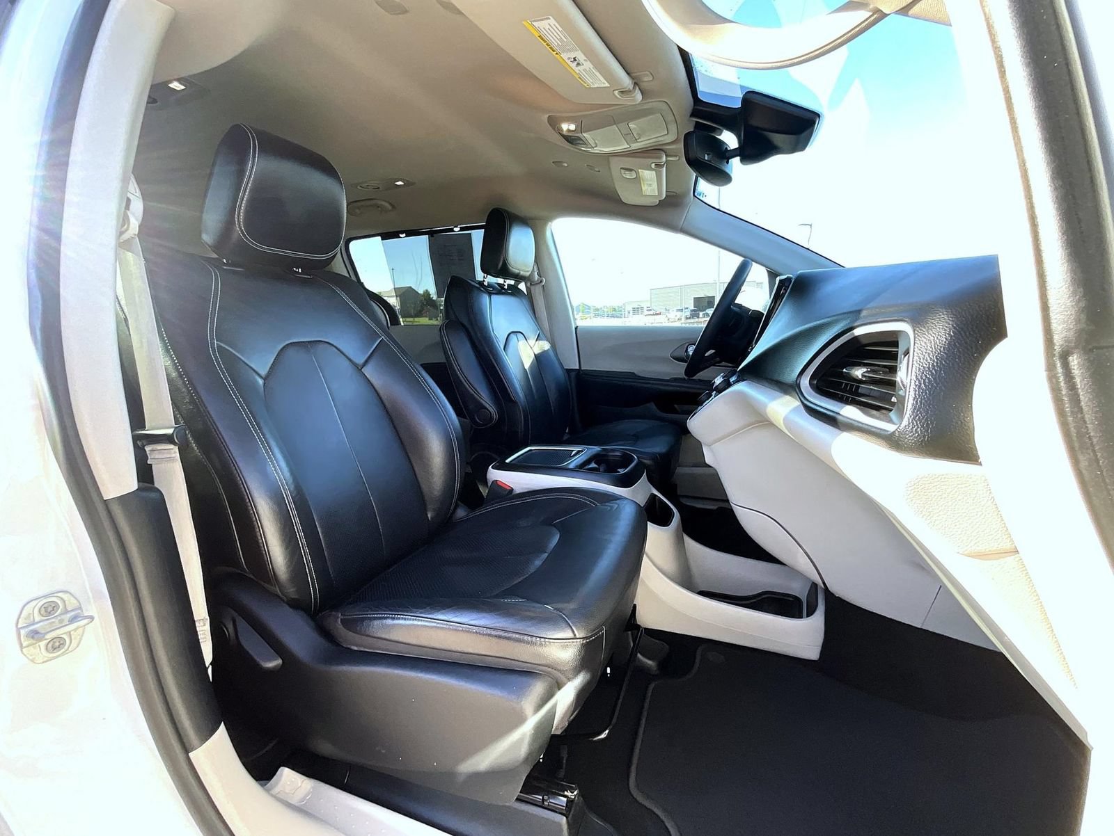 Used 2022 Chrysler Pacifica Touring-L FWD image 16