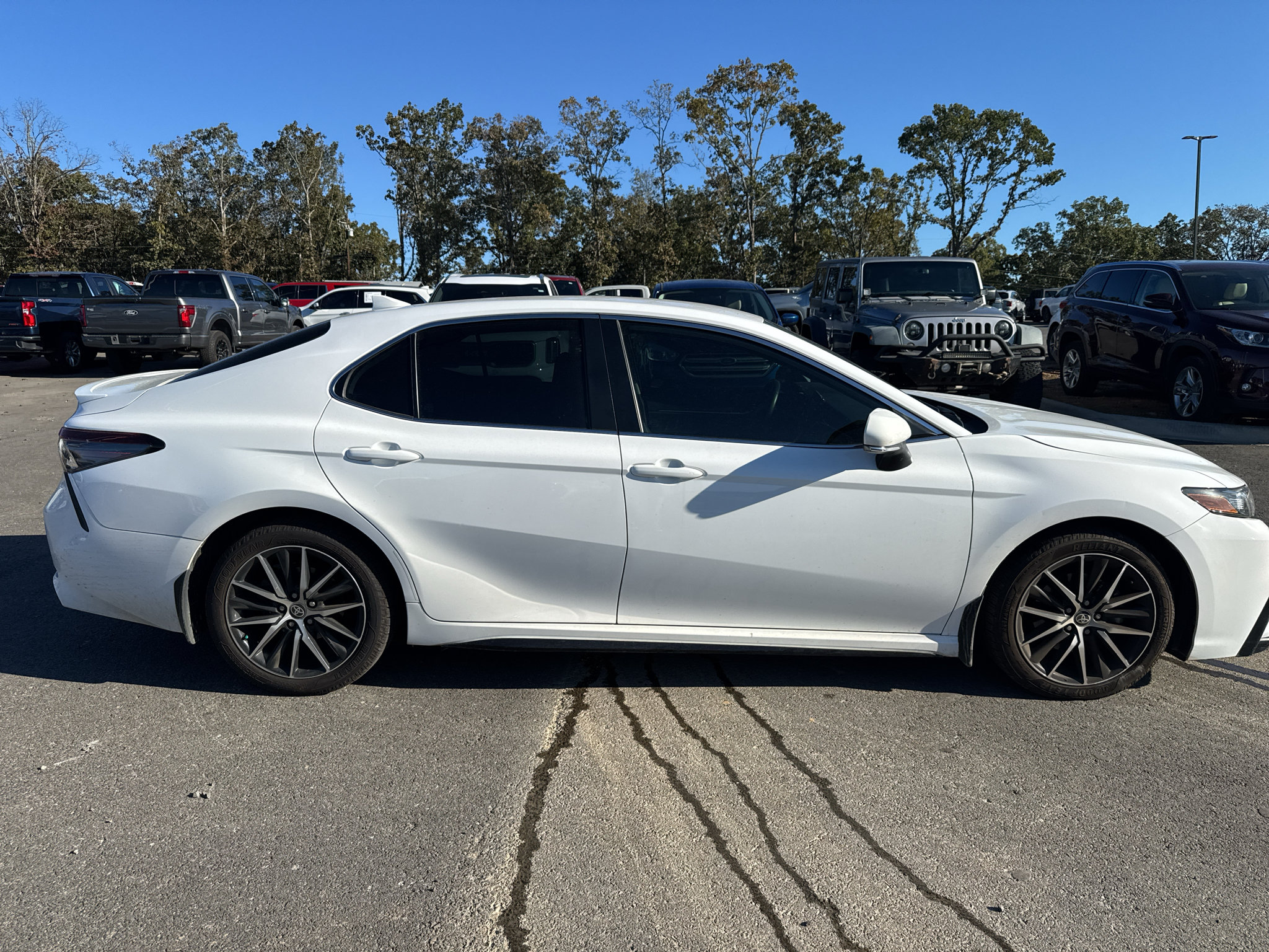 Used 2023 Toyota Camry SE w/ Convenience Package FWD image 4