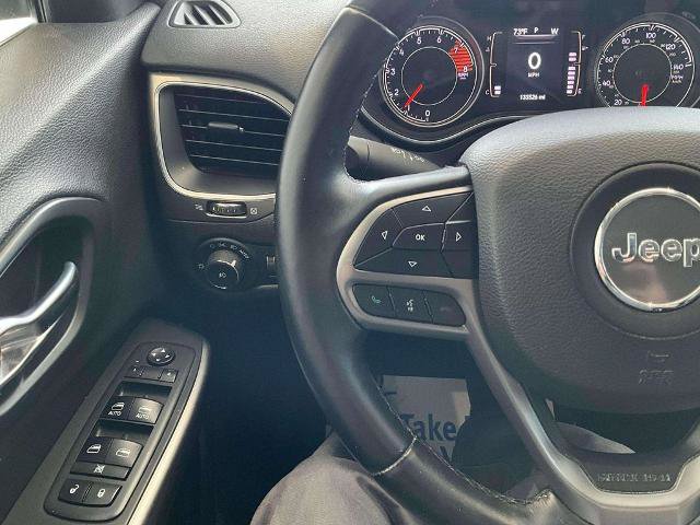 Used 2019 Jeep Cherokee Latitude Plus AWD/4WD image 11
