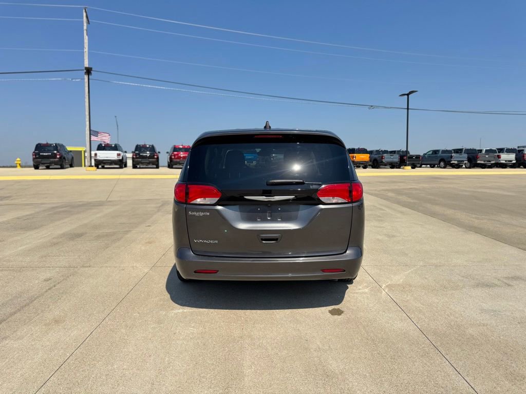 Used 2023 Chrysler Voyager LX FWD image 6