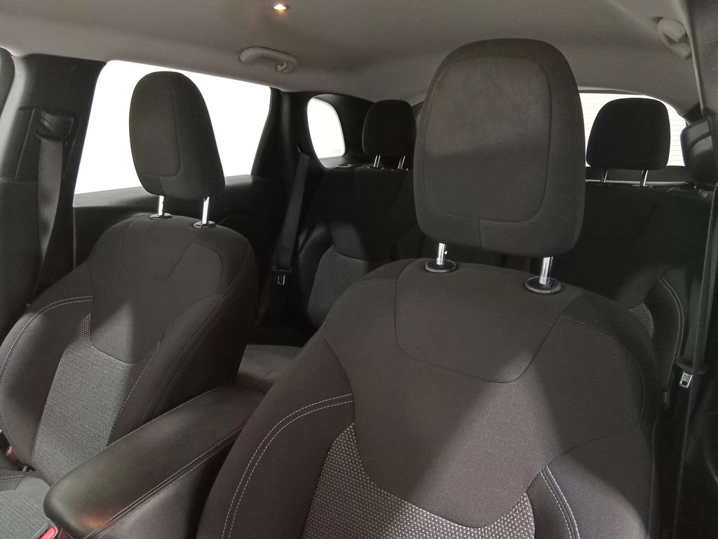 Used 2019 Jeep Cherokee Latitude w/ Cold Weather Group FWD image 15