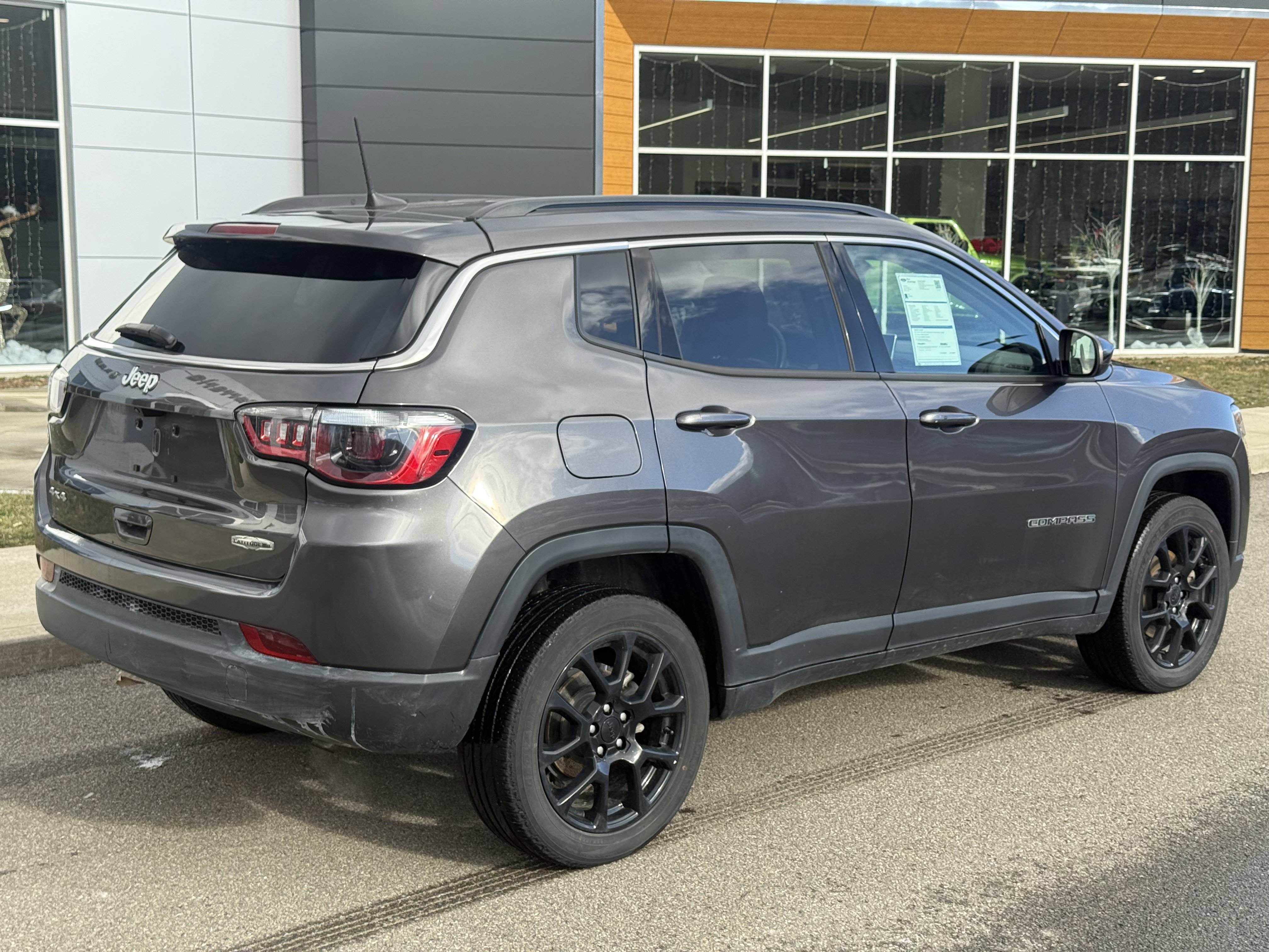 Used 2022 Jeep Compass Latitude image 2