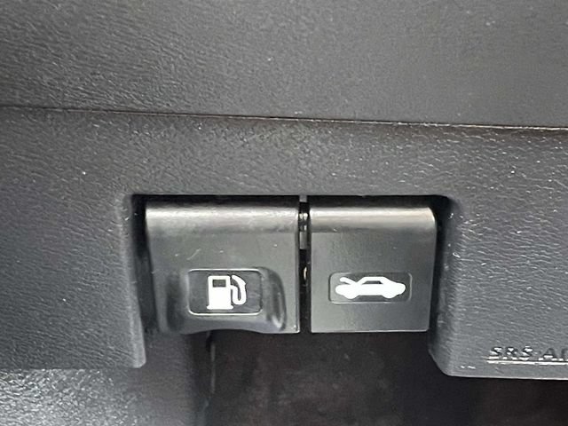 Used 2025 Nissan Versa SV FWD image 17
