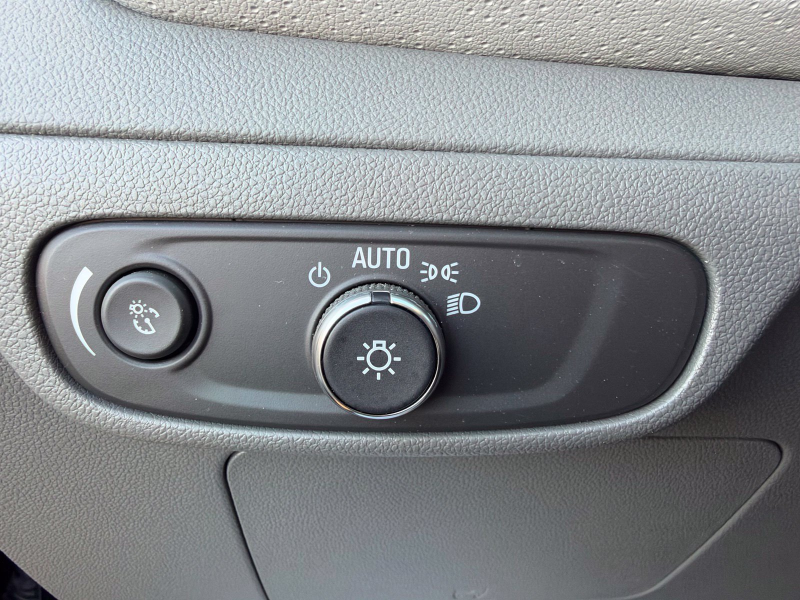 Used 2023 Chevrolet Bolt EUV Premier w/ Sun & Sound Package FWD image 17