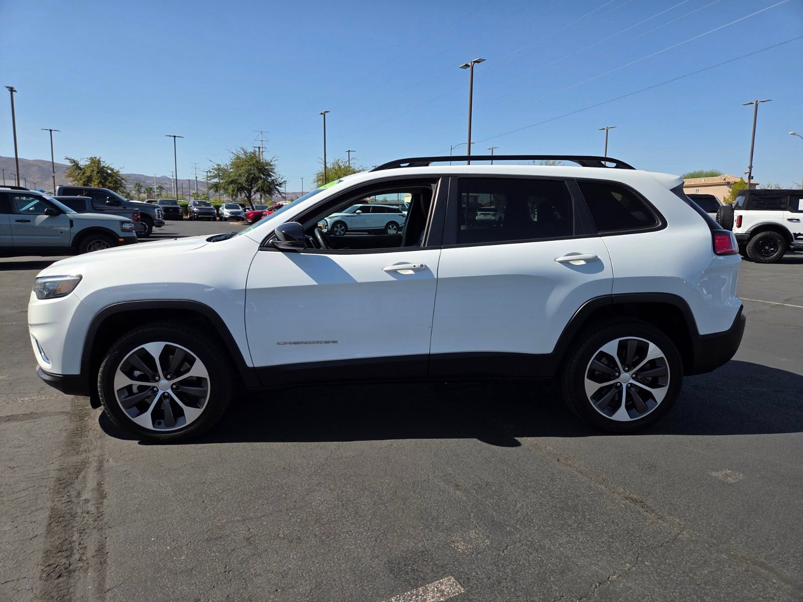 Used 2022 Jeep Cherokee Limited w/ Elite Package AWD/4WD image 3