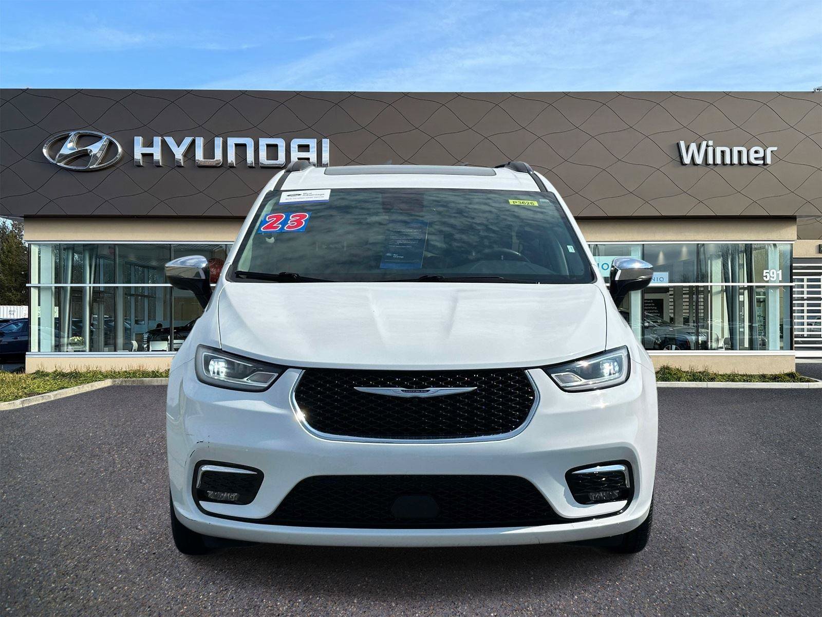 Used 2023 Chrysler Pacifica Limited FWD image 6