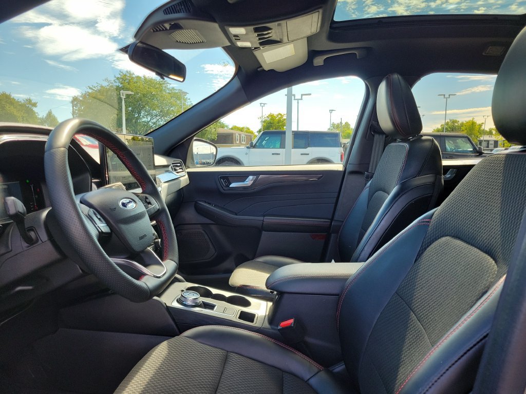 Certified 2023 Ford Escape ST-Line w/ Tech Pack #1 AWD/4WD image 18