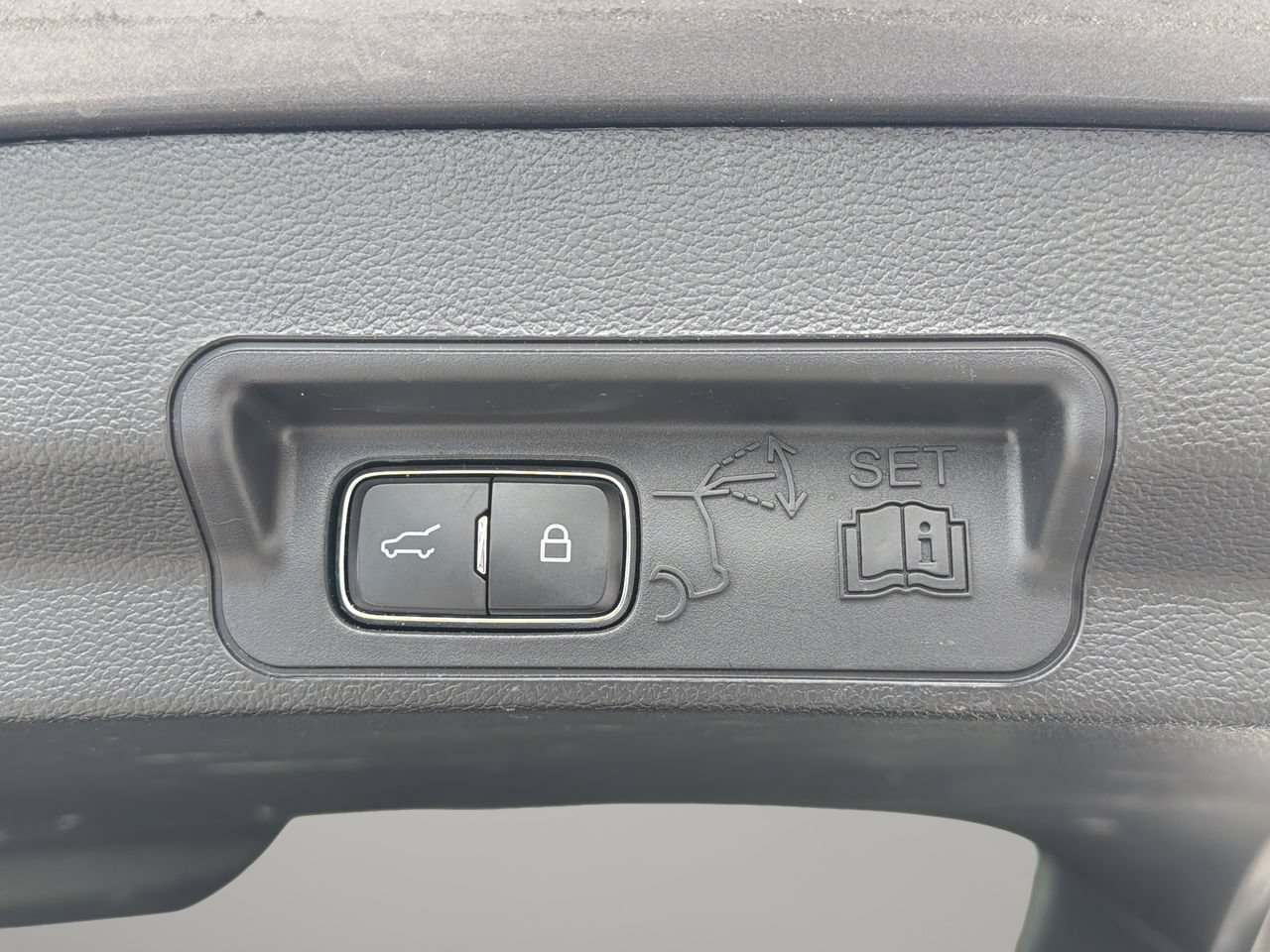 Certified 2023 Ford Explorer XLT RWD image 9