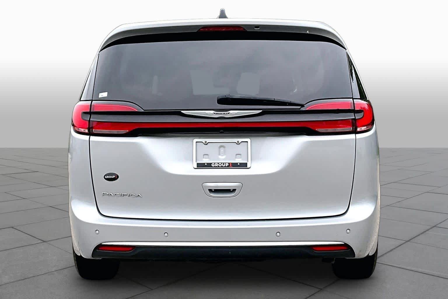 Used 2023 Chrysler Pacifica Touring-L FWD image 5