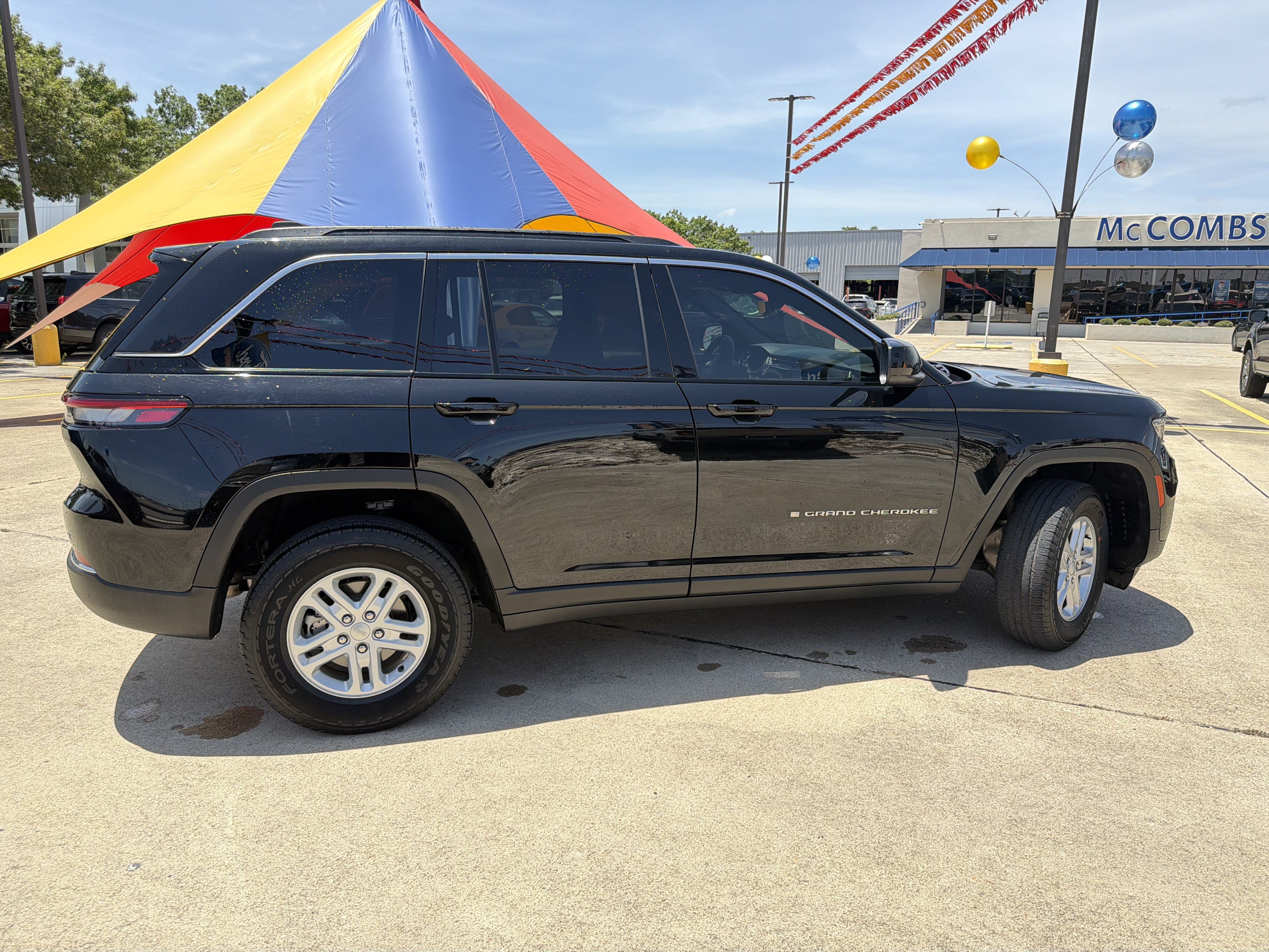 Used 2025 Jeep Grand Cherokee Laredo RWD image 5