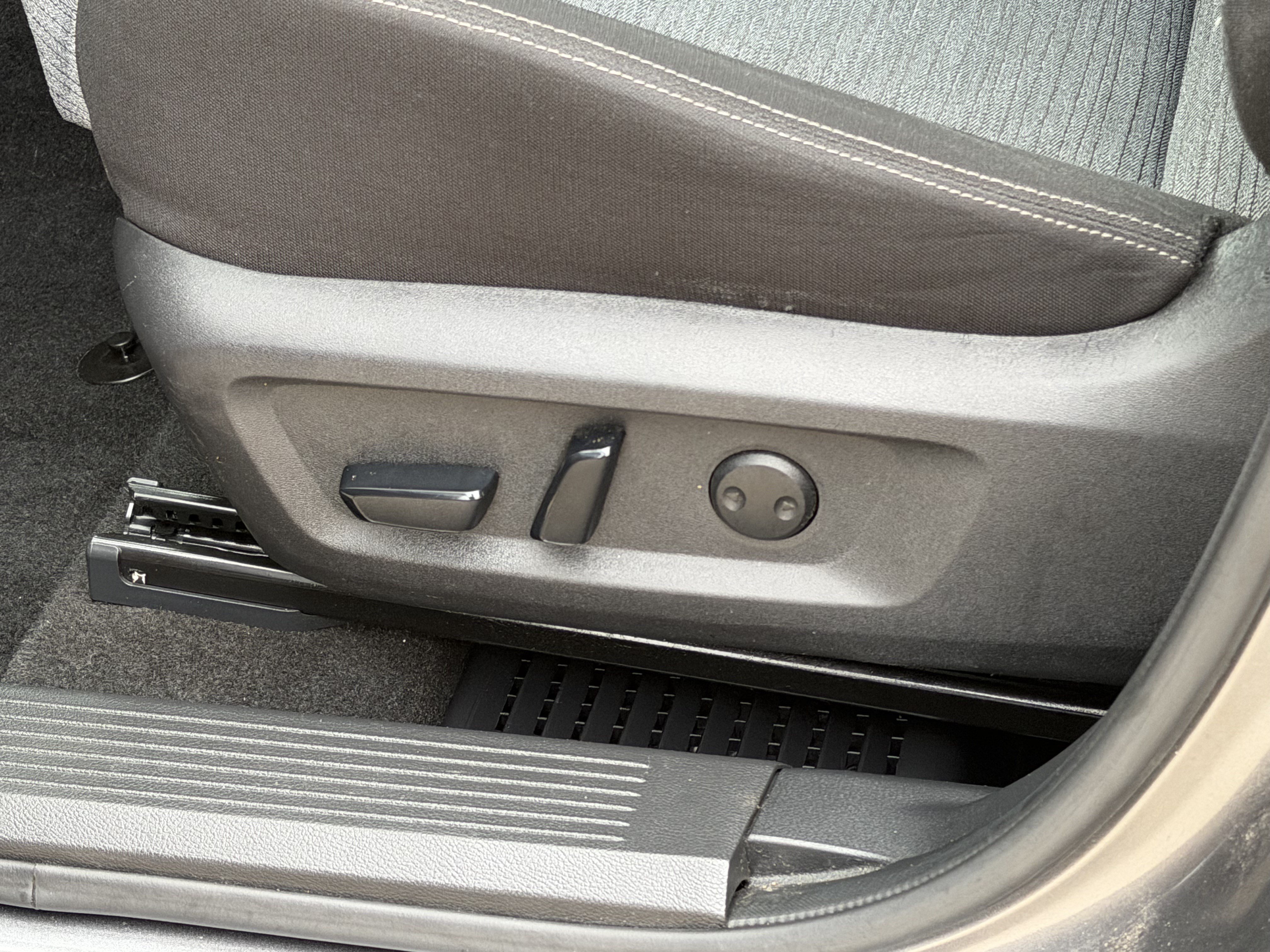 Used 2023 Nissan Rogue SV FWD image 15