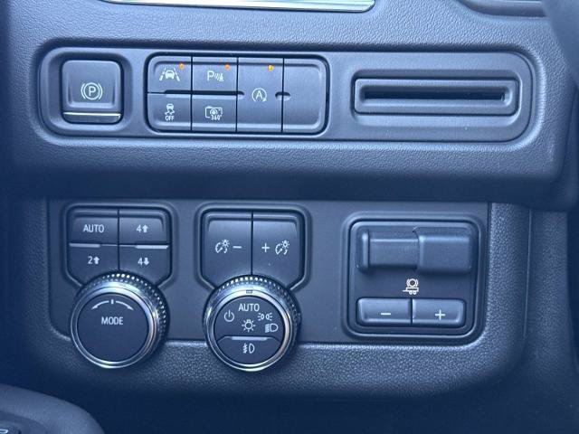 Used 2024 GMC Yukon SLT w/ SLT Luxury Package AWD/4WD image 23