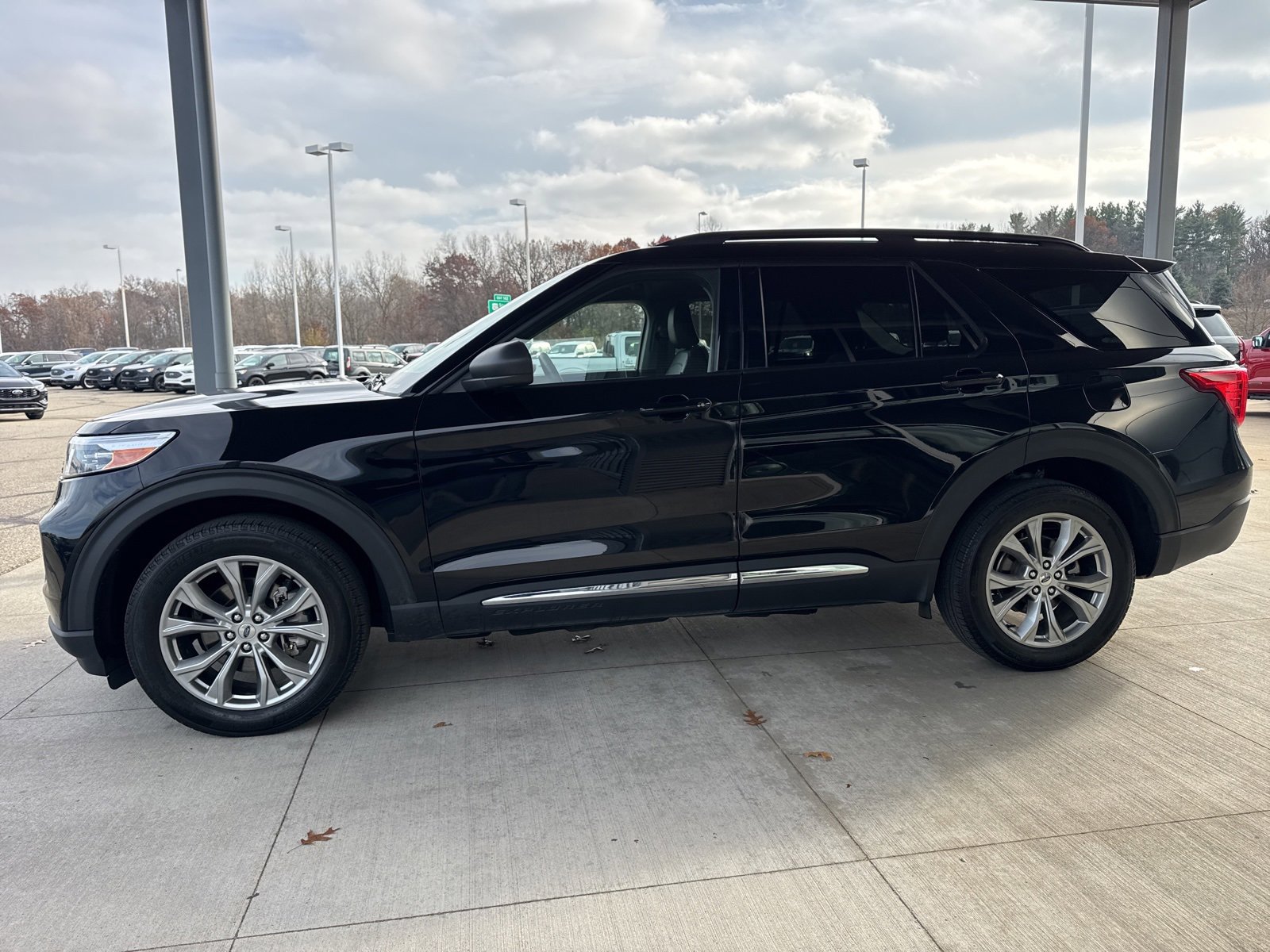 Certified 2023 Ford Explorer XLT w/ Equipment Group 202A image 4