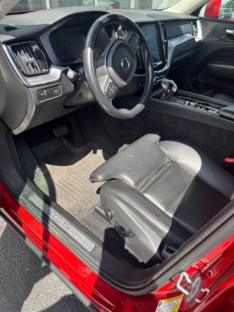 Used 2019 Volvo XC60 T5 Momentum w/ Multimedia Package AWD/4WD image 3