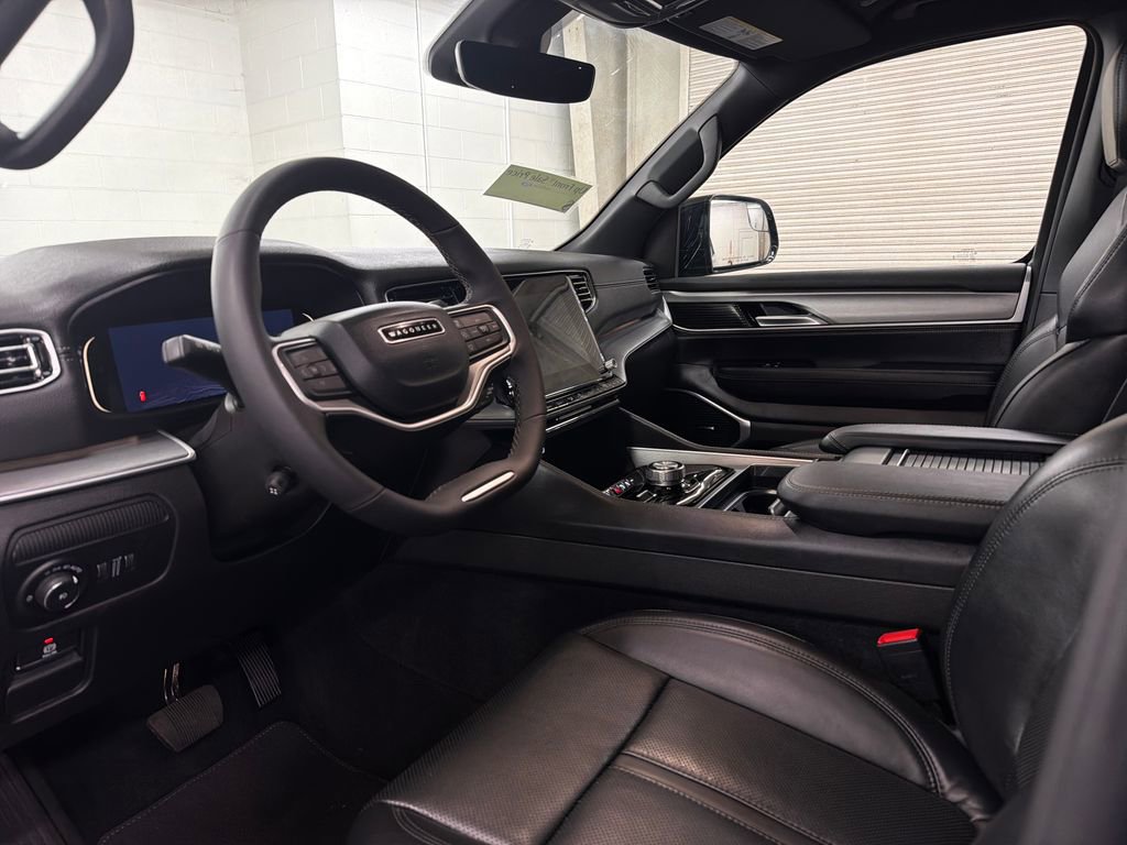 Used 2025 Jeep Wagoneer 4WD image 6