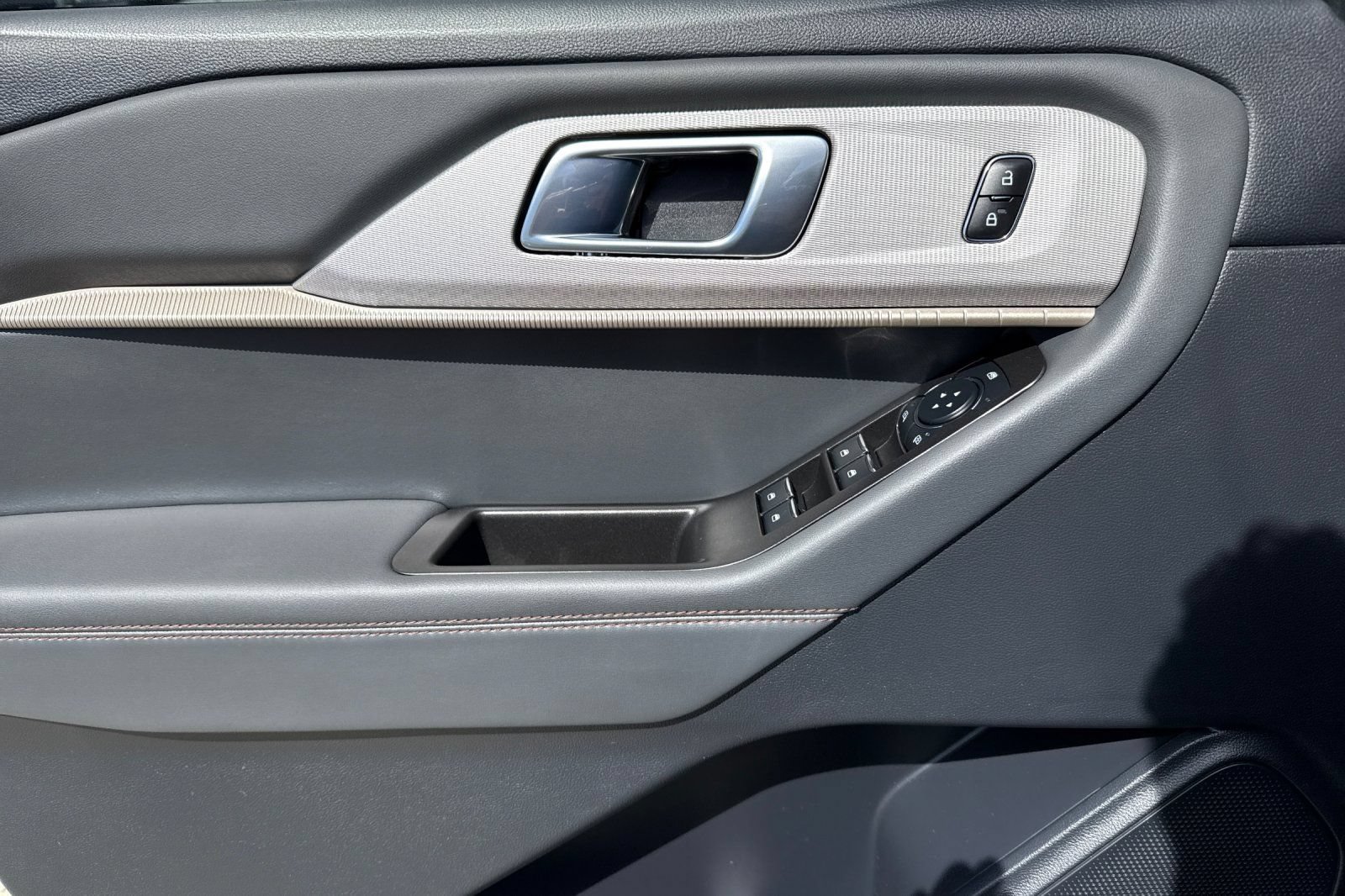Certified 2025 Ford Explorer Active RWD image 13