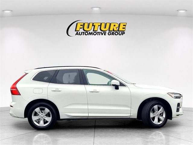 Used 2022 Volvo XC60 B5 Momentum image 3