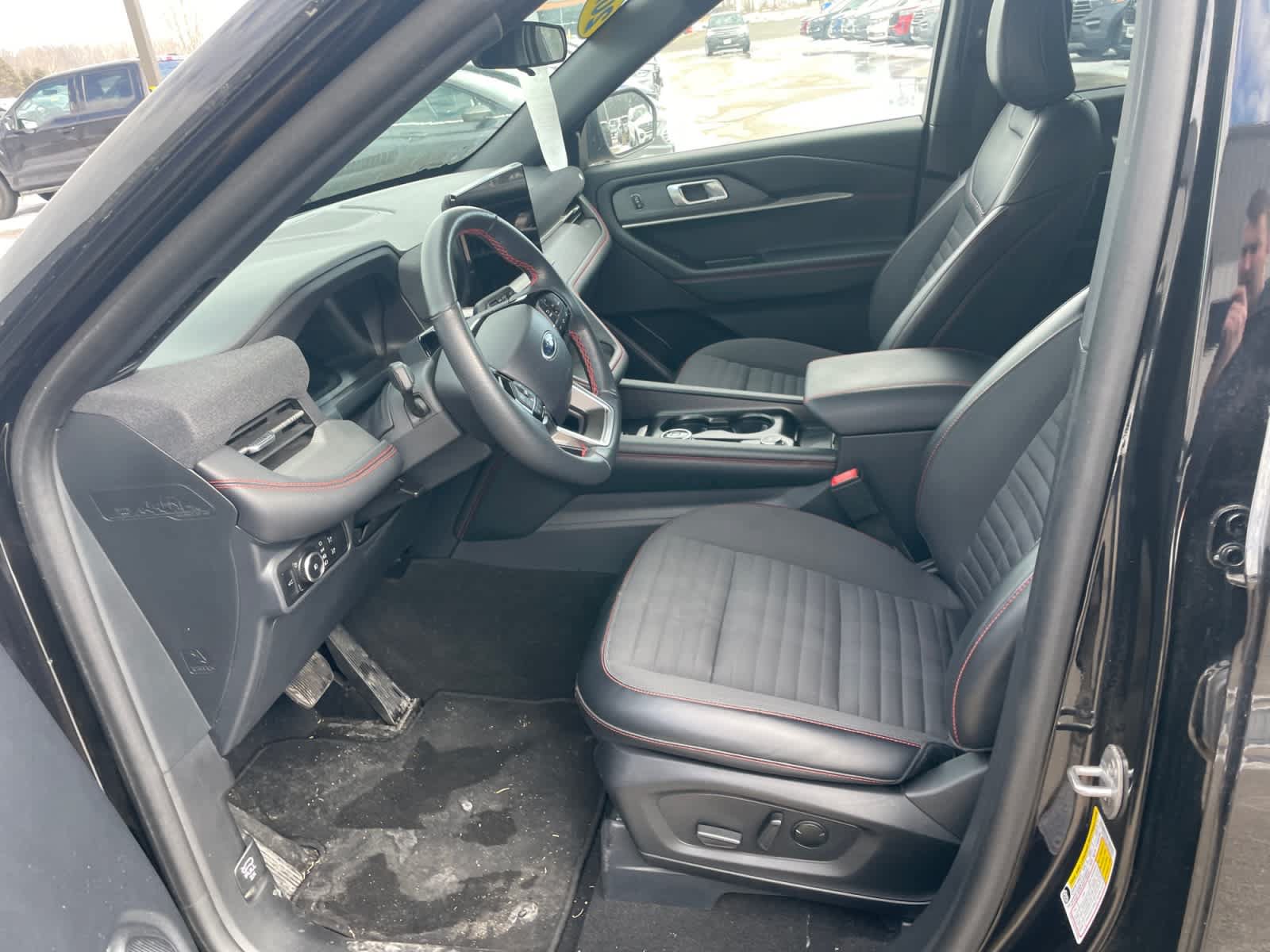 Certified 2025 Ford Explorer ST-Line AWD/4WD image 9