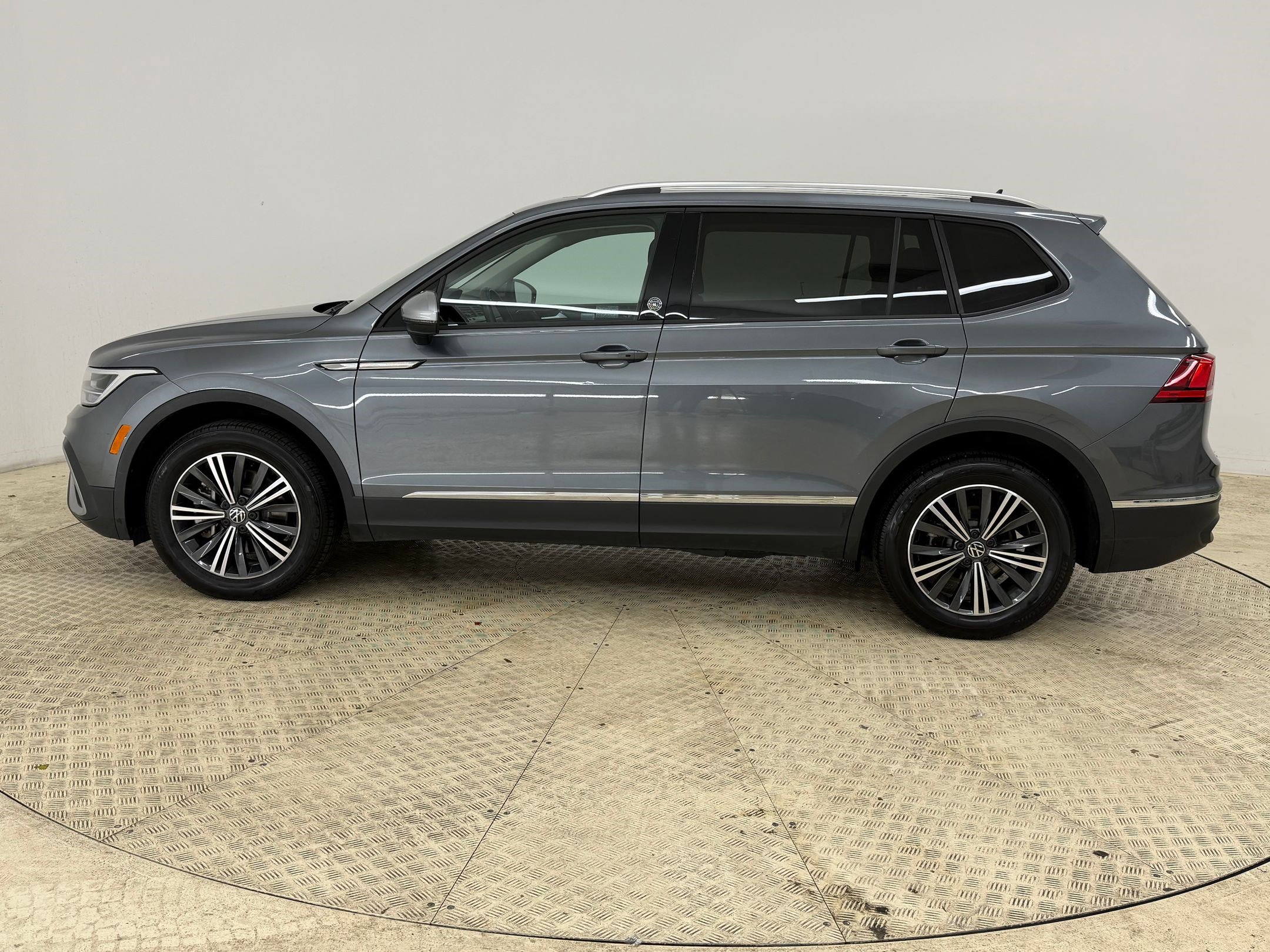 Used 2024 Volkswagen Tiguan Wolfsburg Edition image 2