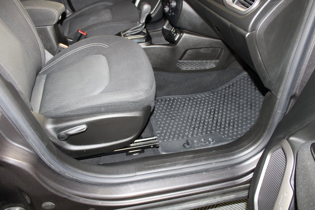 Used 2021 Jeep Renegade Latitude w/ Convenience Group image 11