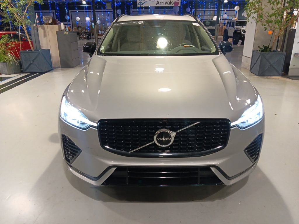Used 2024 Volvo XC60 B5 Core w/ Protection Package Premier AWD/4WD image 9