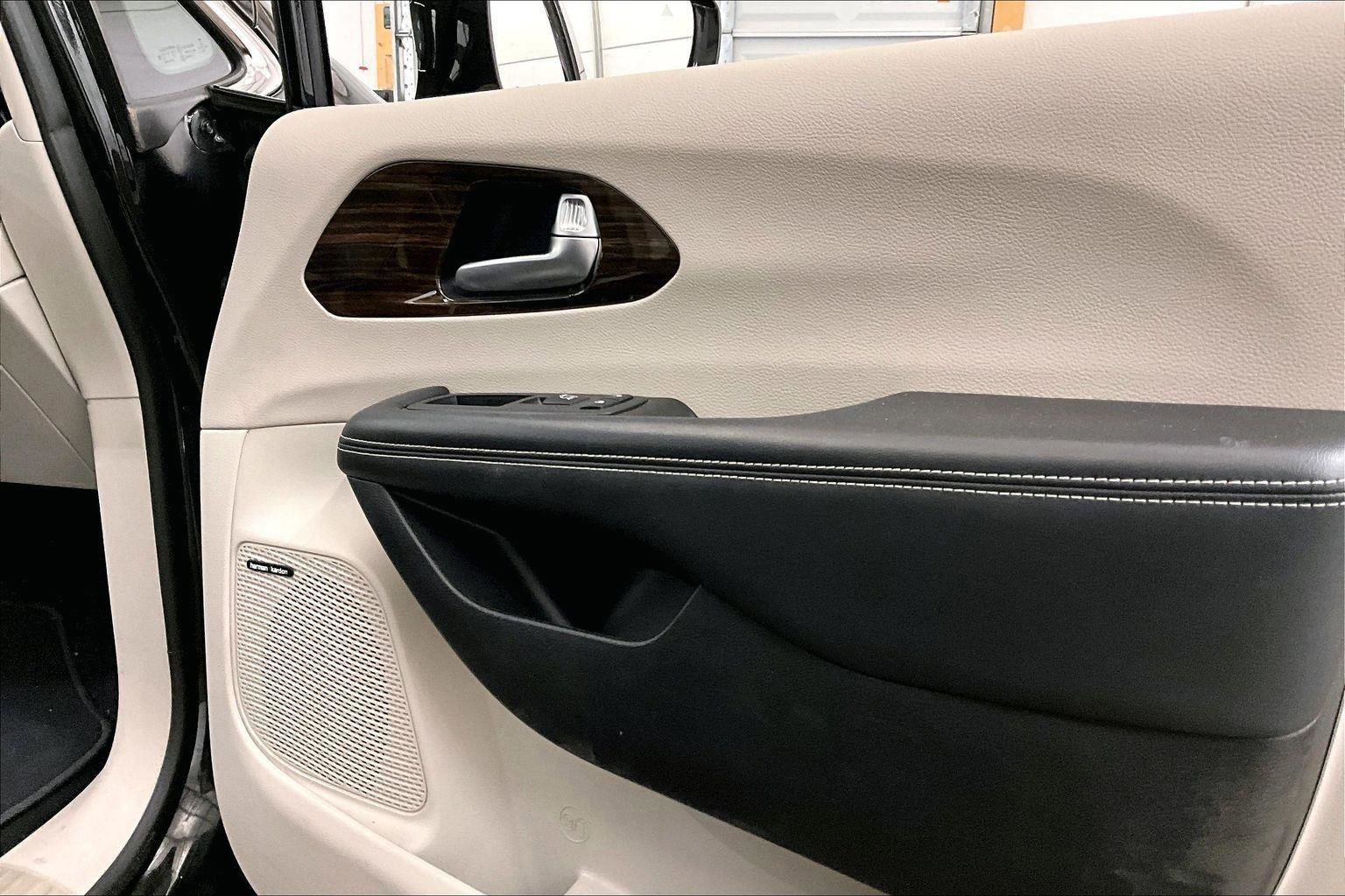 Used 2022 Chrysler Pacifica Limited image 23