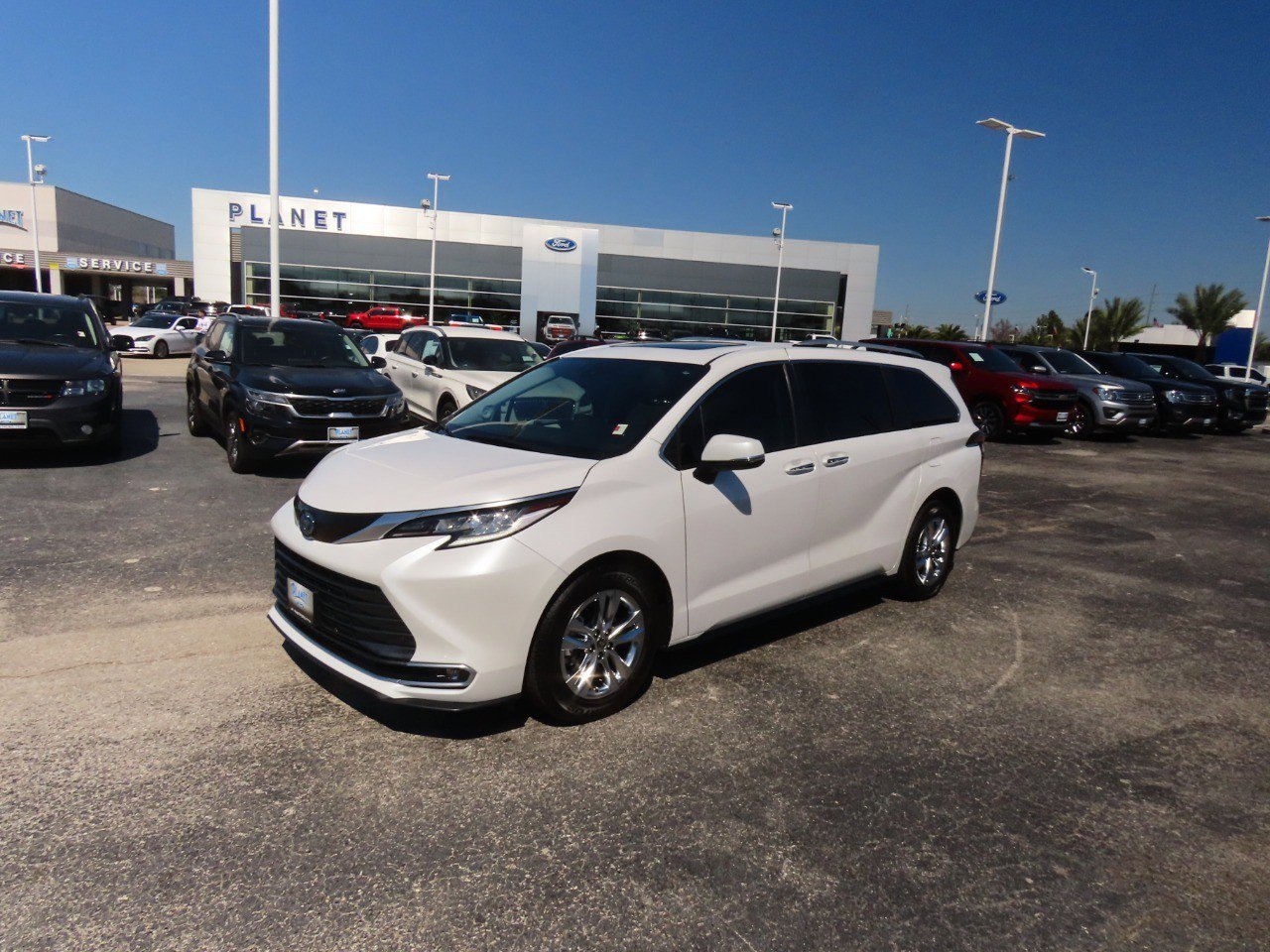 Used 2023 Toyota Sienna Limited image 2