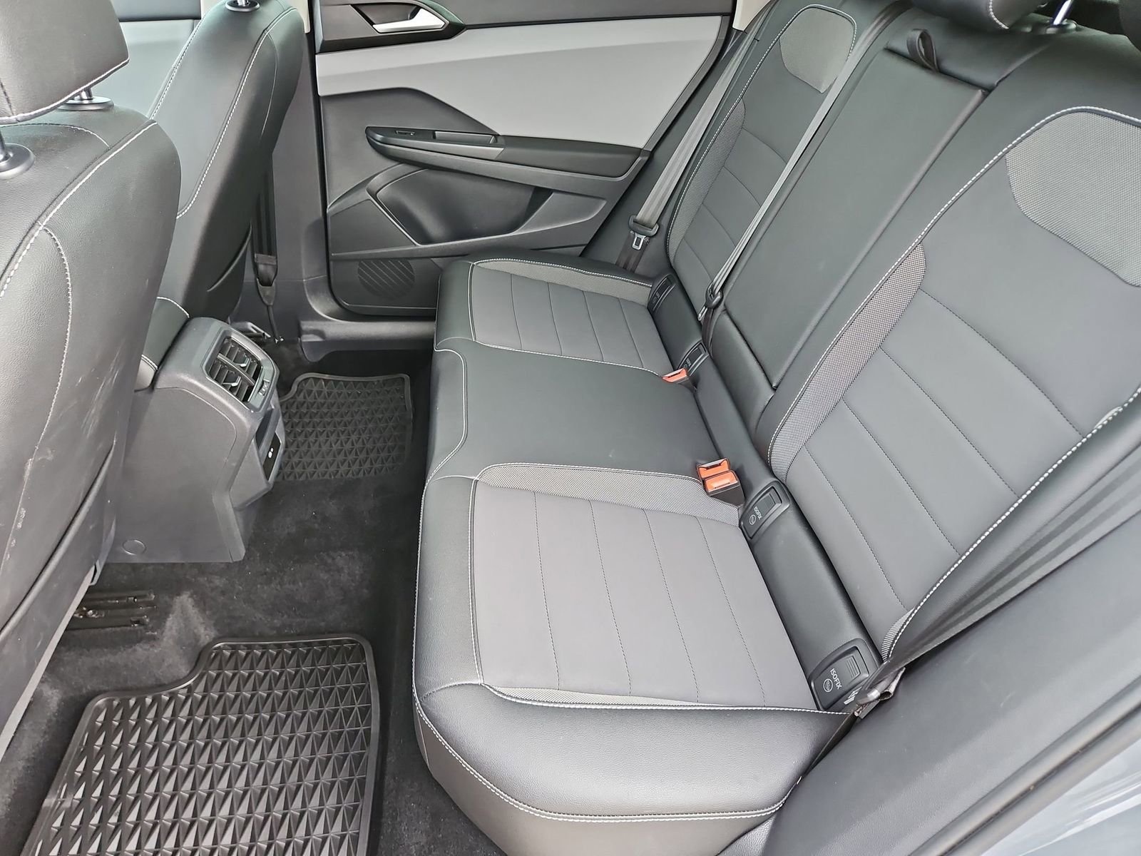 Used 2022 Volkswagen Taos SE w/ Panoramic Sunroof Package FWD image 23