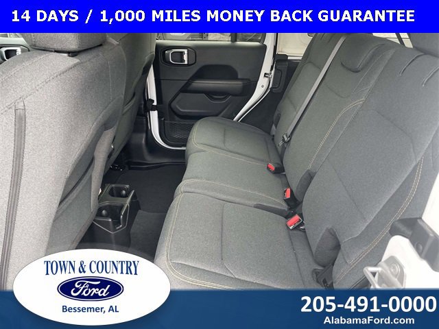 Used 2025 Jeep Wrangler Sahara image 13