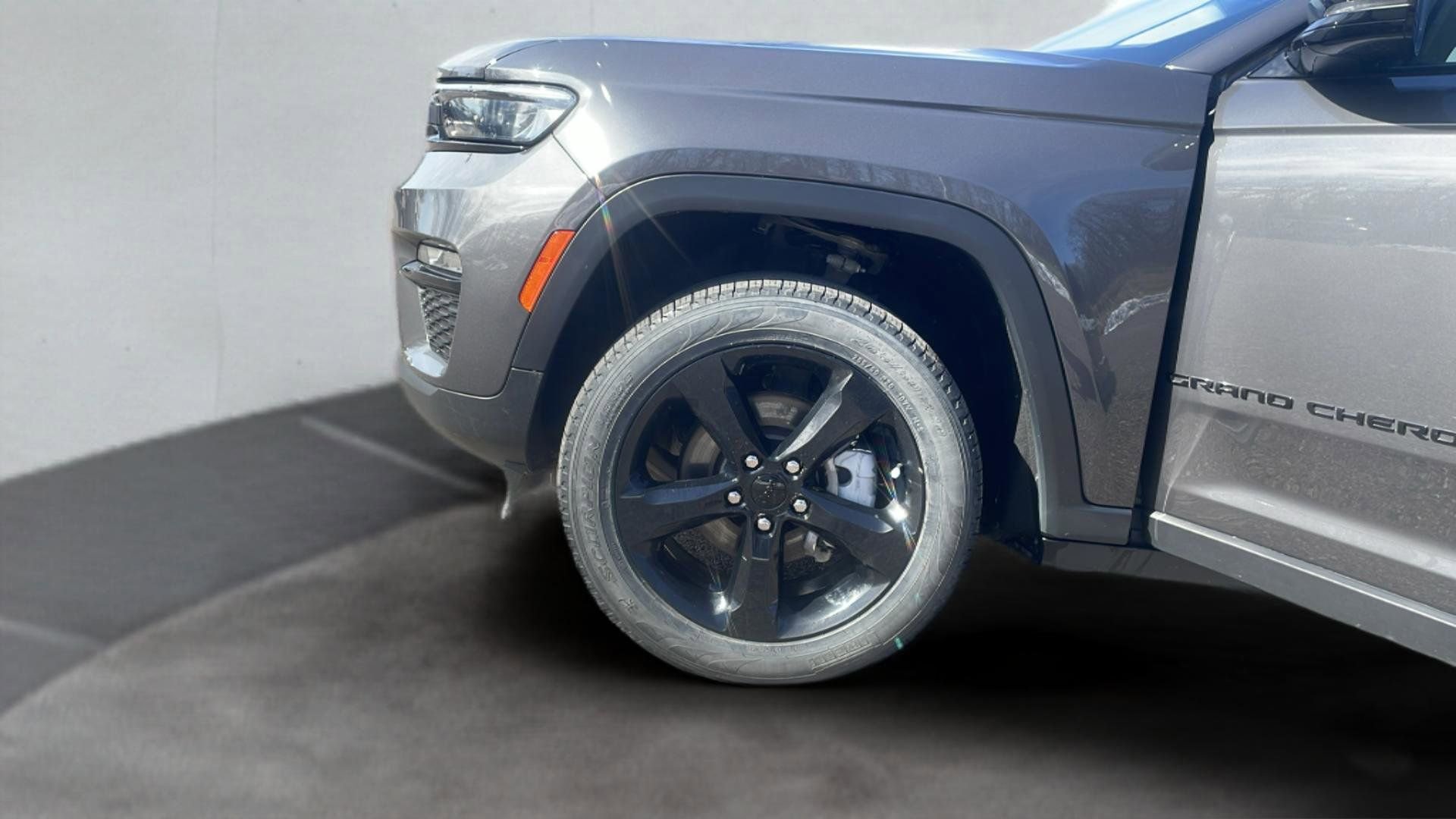 Used 2023 Jeep Grand Cherokee Limited w/ Black Appearance Package AWD/4WD image 24