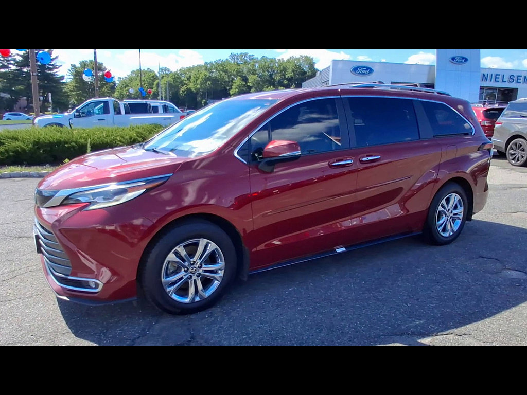 Used 2023 Toyota Sienna Platinum AWD/4WD image 4
