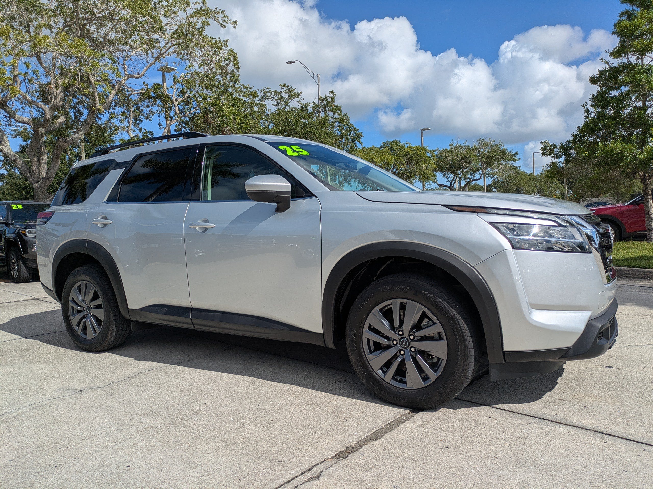 Used 2025 Nissan Pathfinder SV AWD/4WD image 2
