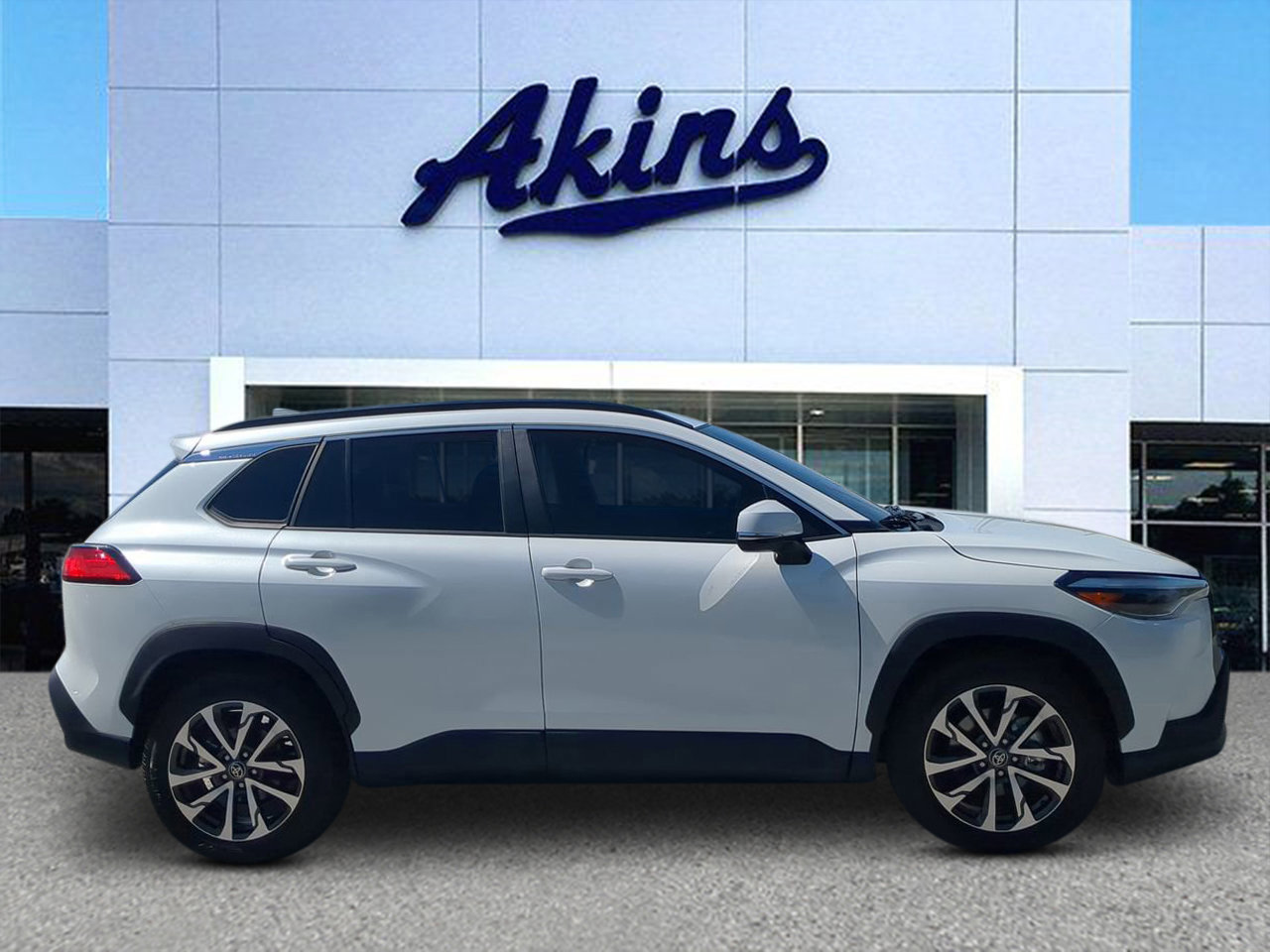 Used 2023 Toyota Corolla Cross XLE w/ Convenience Package image 5