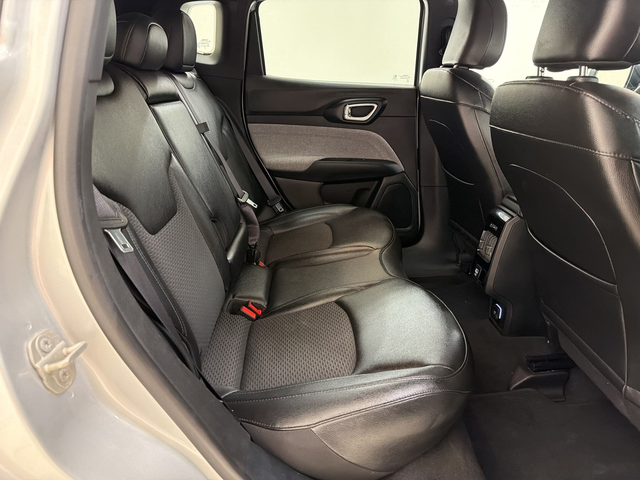 Used 2024 Jeep Compass Latitude AWD/4WD image 29