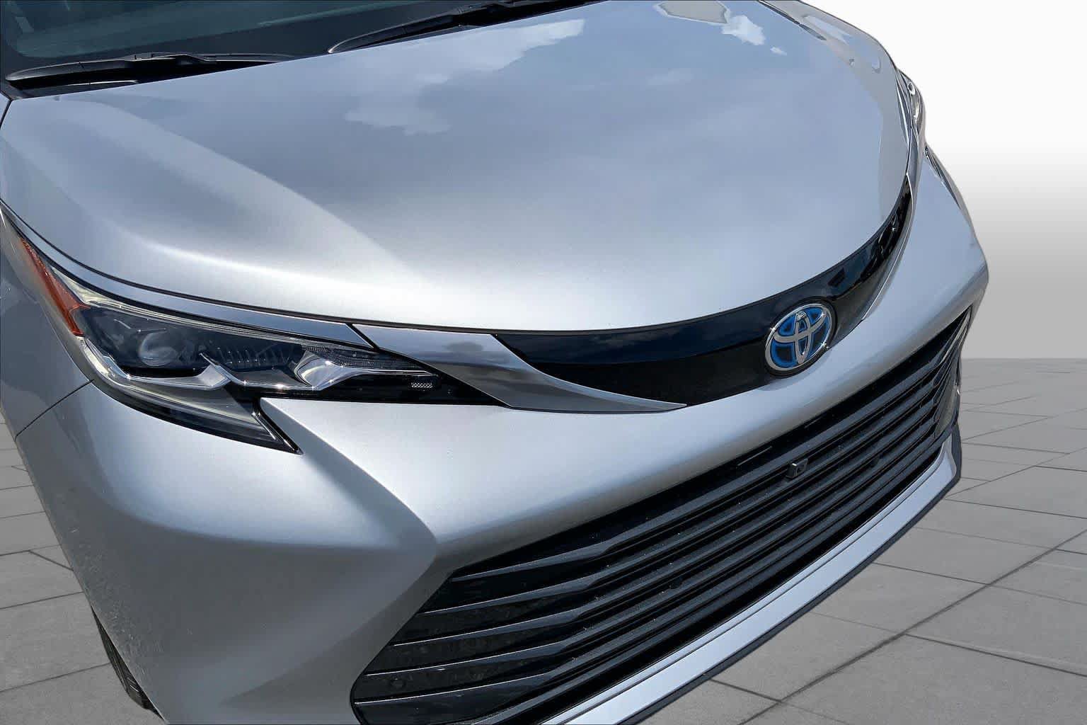 Used 2025 Toyota Sienna Platinum FWD image 30