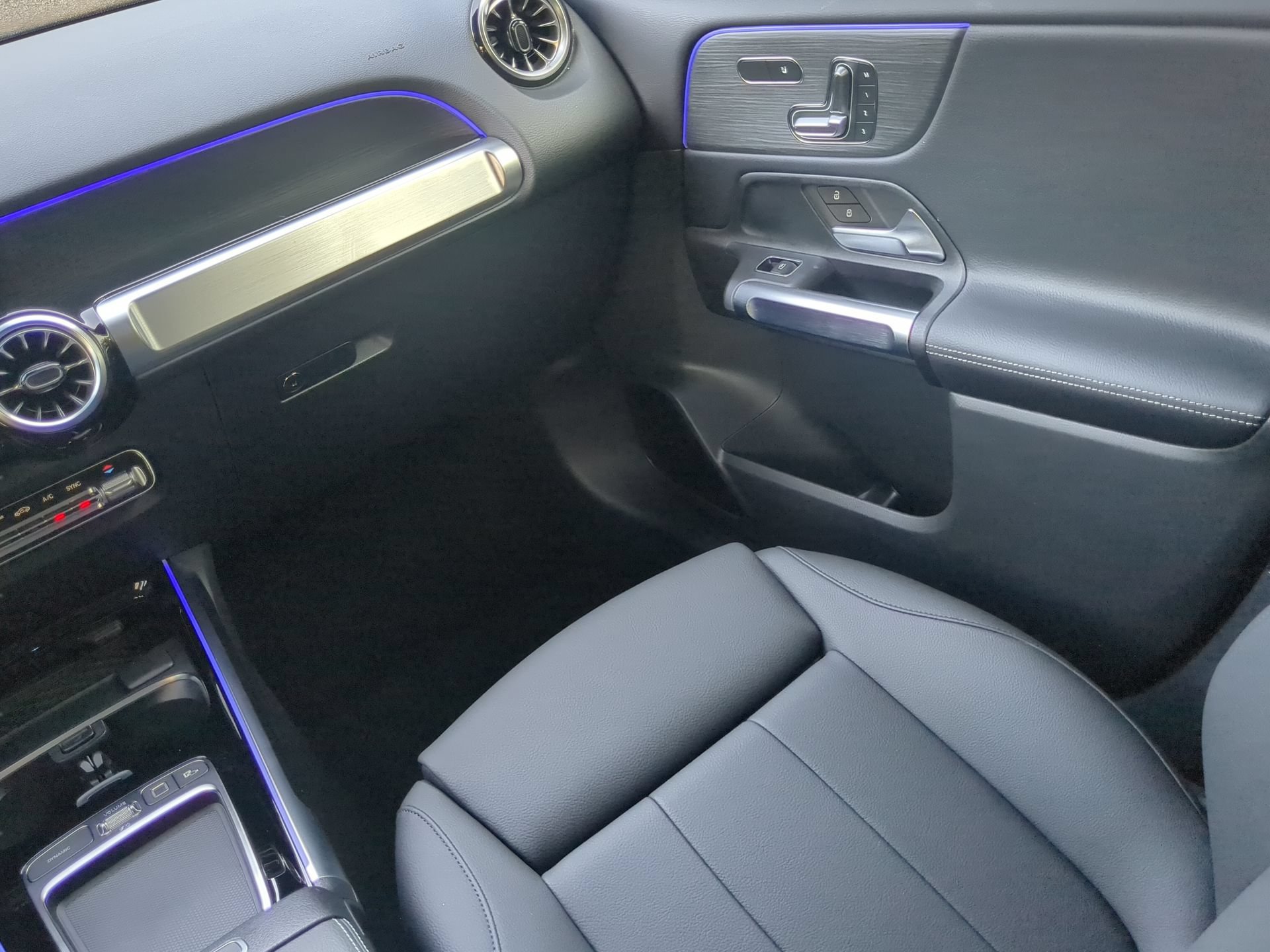 Used 2026 Mercedes-Benz GLB 250 w/ Exclusive Package image 53