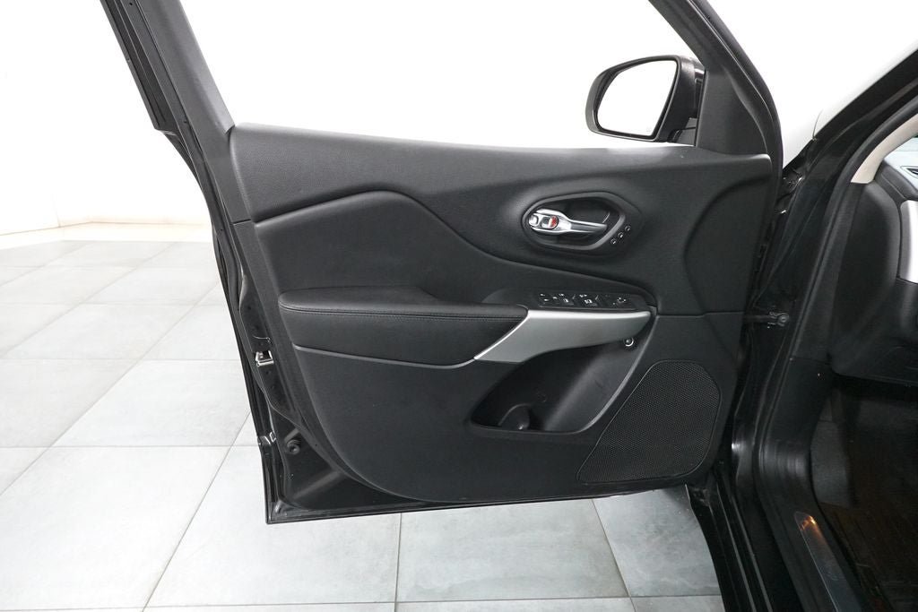 Used 2017 Jeep Cherokee Overland AWD/4WD image 23