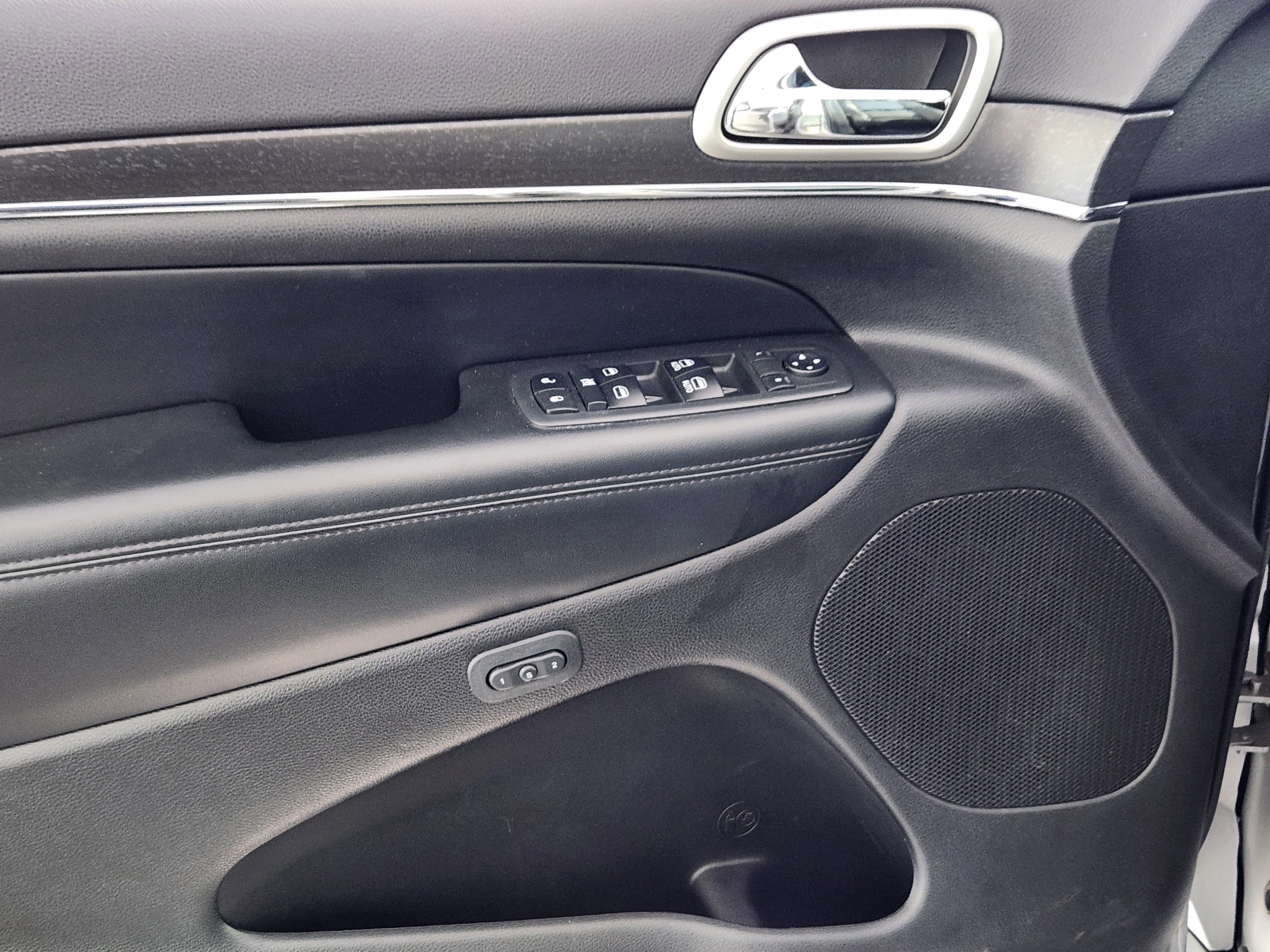 Used 2018 Jeep Grand Cherokee Limited image 16