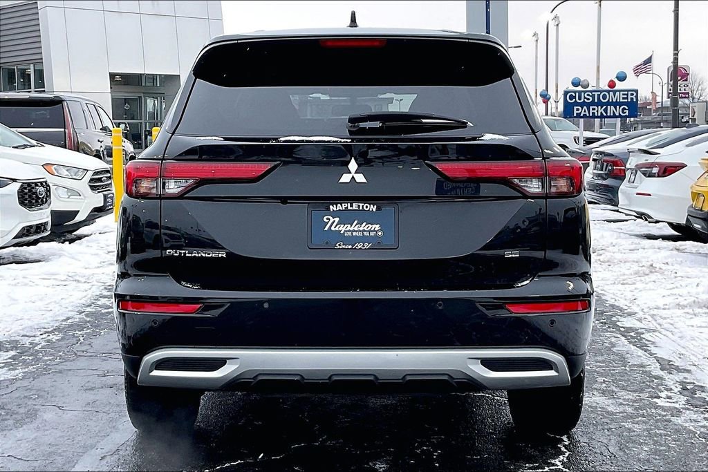 Used 2024 Mitsubishi Outlander SE image 3