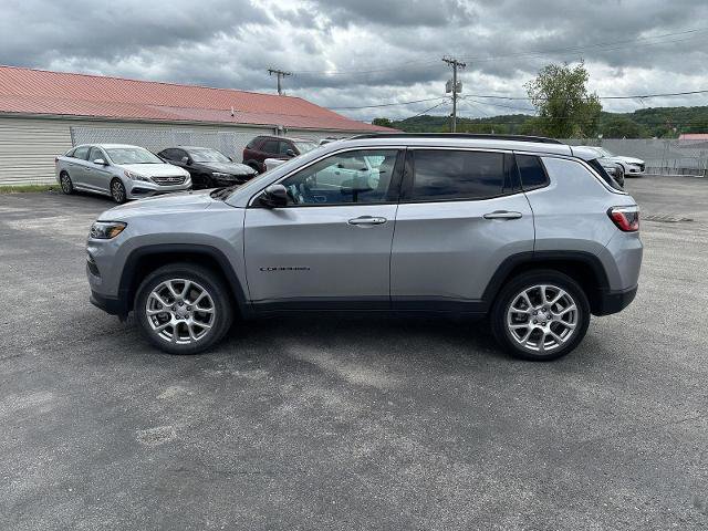 Used 2023 Jeep Compass Latitude w/ Sun and Sound Group AWD/4WD image 3