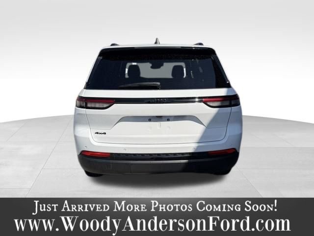 Used 2024 Jeep Grand Cherokee Altitude AWD/4WD image 5