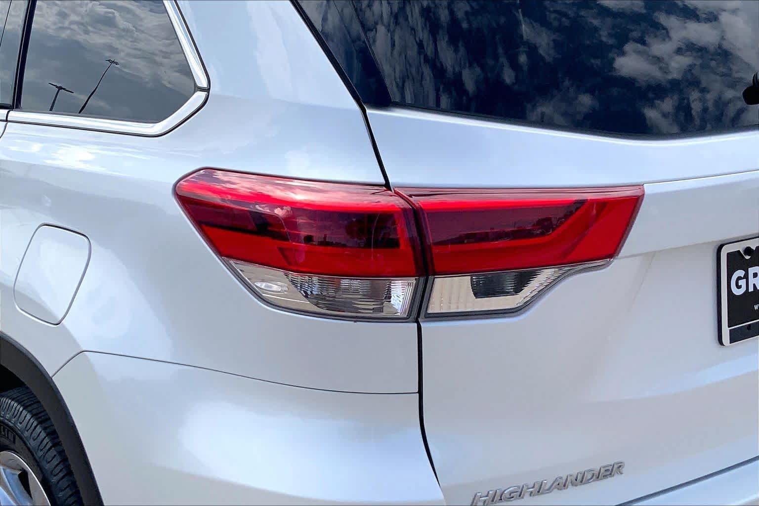Used 2018 Toyota Highlander Limited w/ Carpet Mat Package (TMS) AWD/4WD image 29
