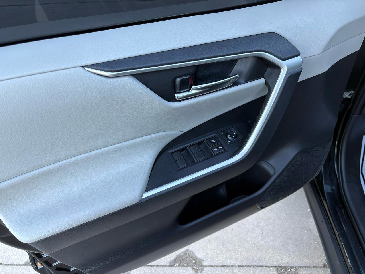 Used 2021 Toyota RAV4 XLE FWD image 11