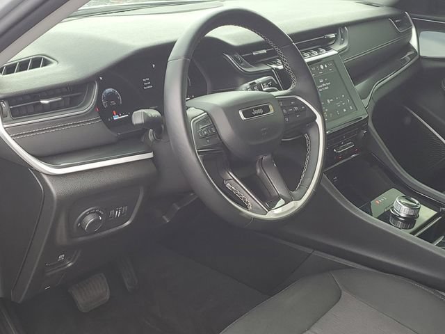 Used 2022 Jeep Grand Cherokee Laredo w/ Luxury Tech Group I AWD/4WD image 7