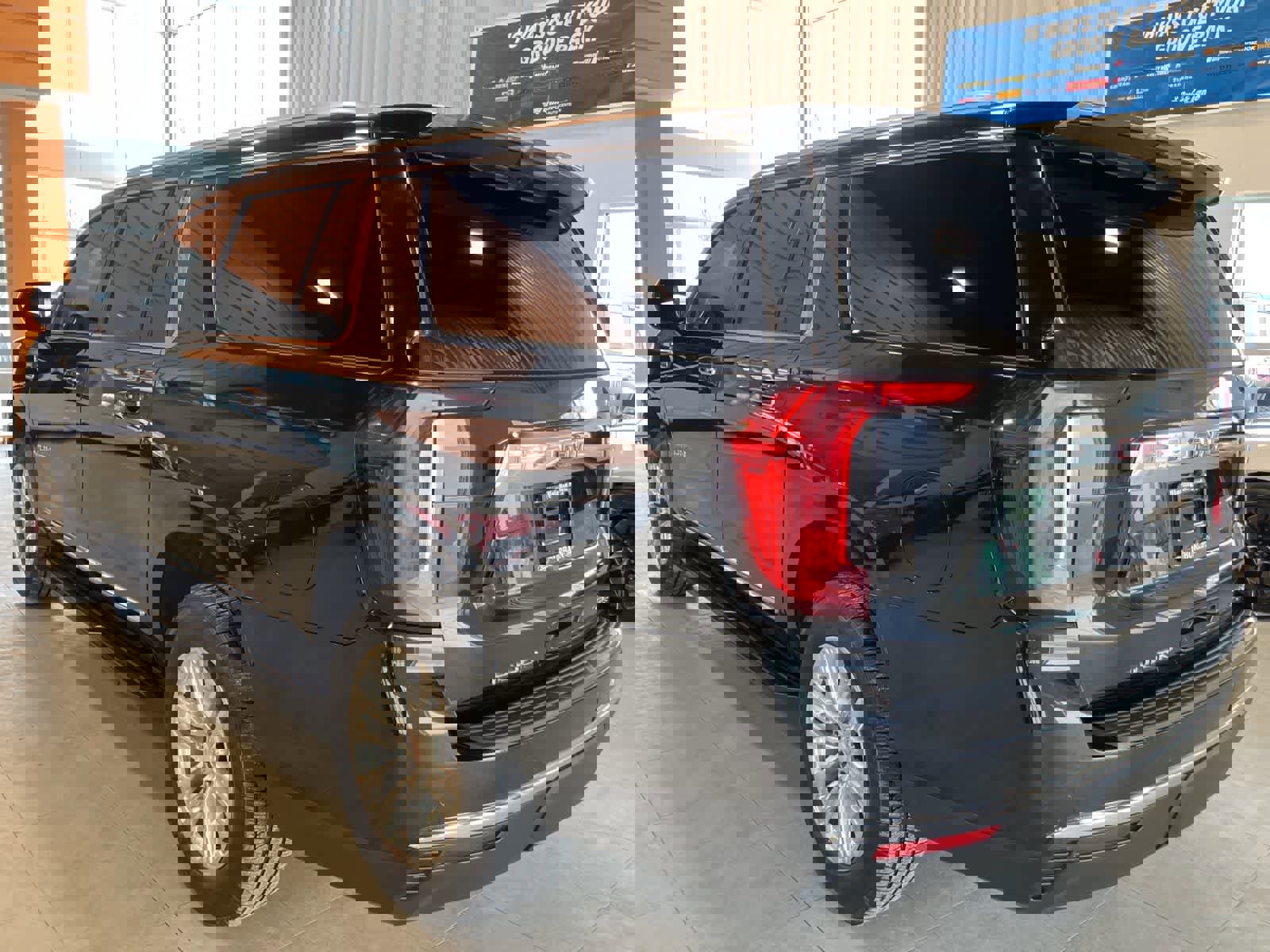 Used 2021 GMC Yukon XL SLT image 3